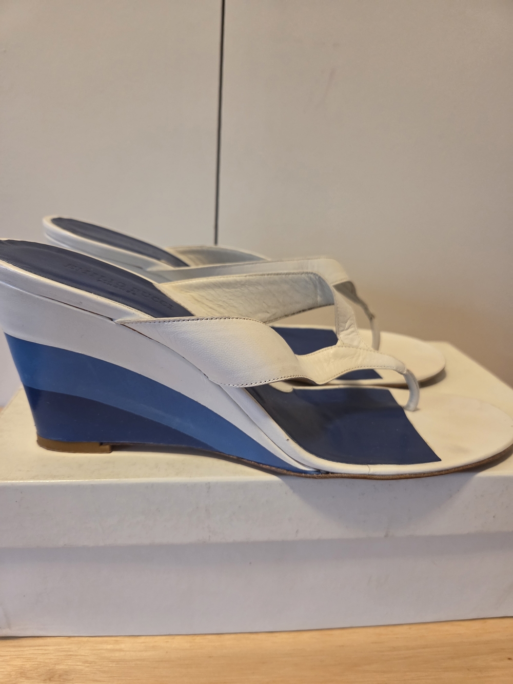 Emilio Pucci White and Blue Leather Thong Sandals Size 10 - Picture 2 of 8